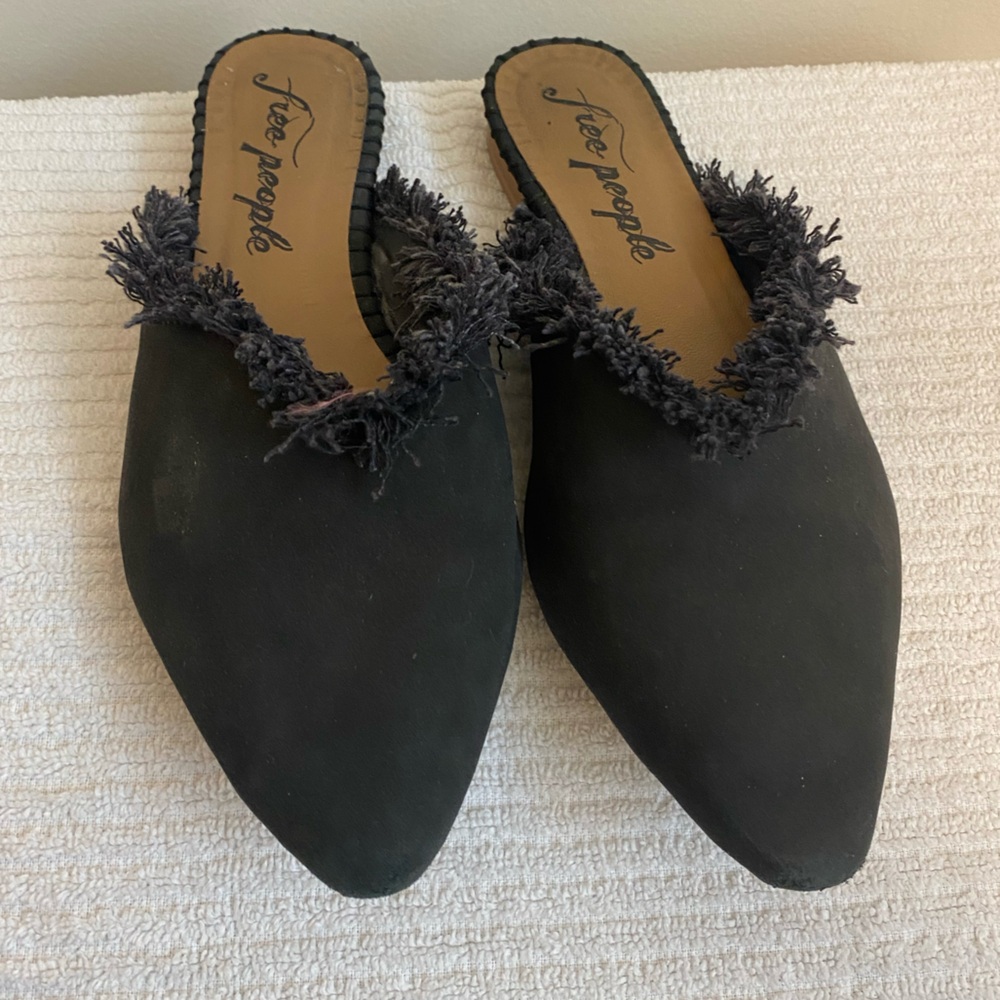 Free People slip on dress shoes black with fuzzy fringe size 6/7